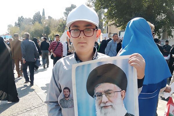 حضور پرشور دانش آموزان دبستان شاهد حیات در راهپیمایی سیزده آبان ۱۴۰۴