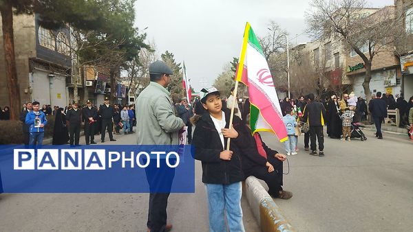 حضور افشار مختلف مردم نیشابور در راهپیمایی ۲۲ بهمن 