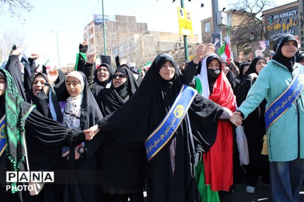 راهپیمایی دانش‌آموزان در همدان