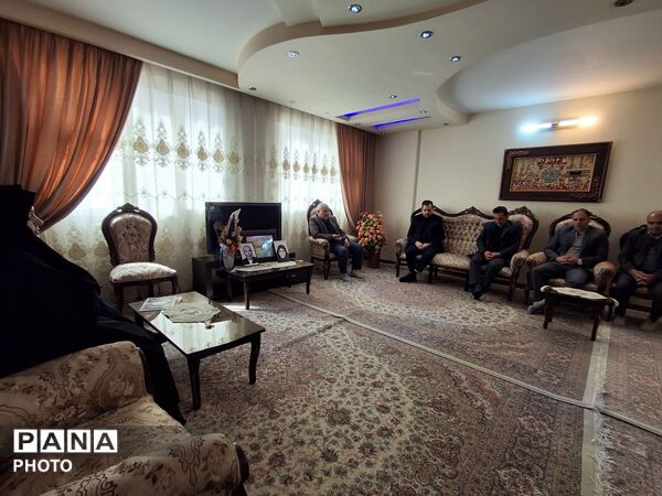 دیدار مدیر آموزش و پرورش ناحیه پنج مشهد با برادر شهید خیرزاده