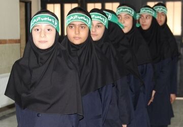 برگزاری مراسم معنوی مصباح الهدی در دبیرستان حسنا بهارستان دو