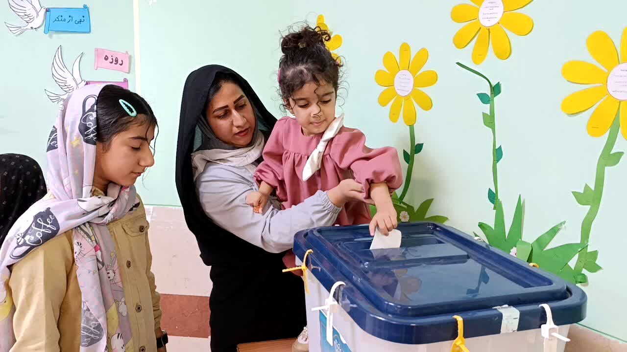حضور مردم فهرج پای صندوق‌های رای در گرمای شدید هوا