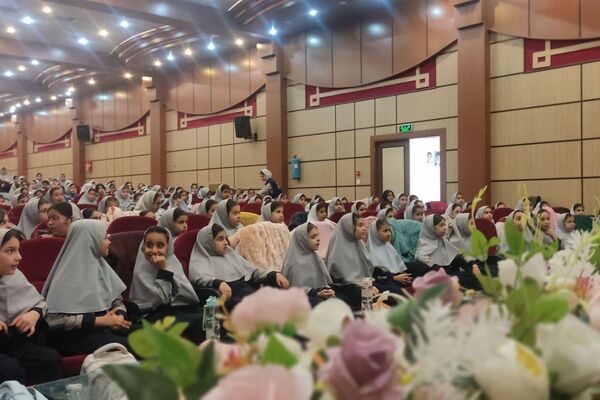 جنگ شادی دانش‌آموزی در اداره آموزش و پرورش رباط‌کریم