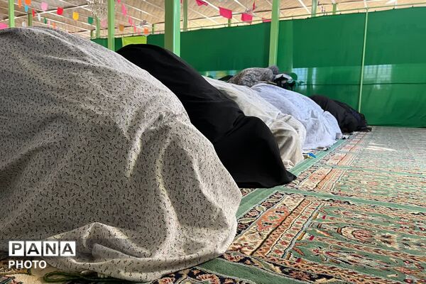 تصویر بندگی دانش‌آموزان در ماه خدا
