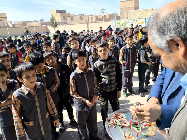 برگزاری مراسم تقدیر واهدای جایزه به دانش آموزان دبستان شهید پسندیده فدافن