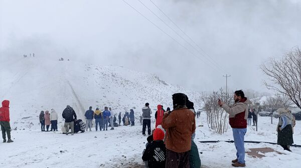  برف بازی مردم نیشابور در روستای برف ریز 