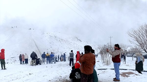  برف بازی مردم نیشابور در روستای برف ریز 