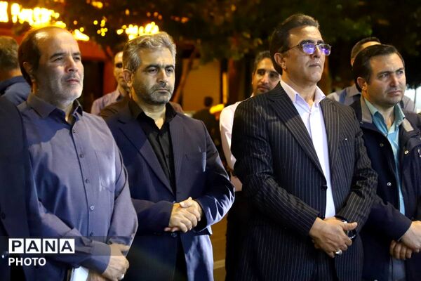 سوگواره شبانه دانش آموزان تبریز در تجمعات مردمی برای رهبر شهید