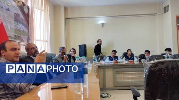 نشست صمیمانه فرماندار اصفهان با دانش آموز خبرنگاران پانای استان اصفهان به مناسبت روز خبرنگار