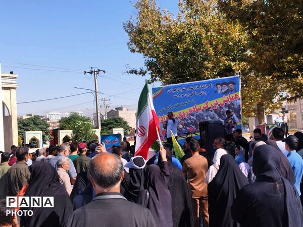 هم‌قدم با خانواده به یاد حماسه‌سازان دفاع مقدس