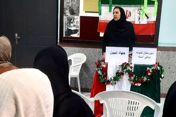 آذین‌بندی دهه فجر و نواخته شدن زنگ انقلاب در دبیرستان حضرت آسیه(س) حاجی‌آباد