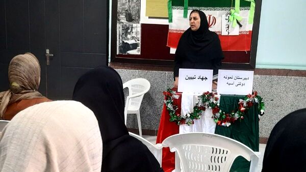 آذین‌بندی دهه فجر و نواخته شدن زنگ انقلاب در دبیرستان حضرت آسیه(س) حاجی‌آباد