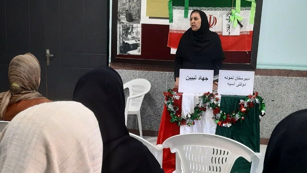 آذین‌بندی دهه فجر و نواخته شدن زنگ انقلاب در دبیرستان حضرت آسیه(س) حاجی‌آباد