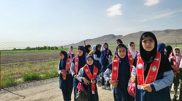 بازدید دانش‌آموزان مدرسه شهید خاقانی از گلخانه پیشه‌وران شیروان