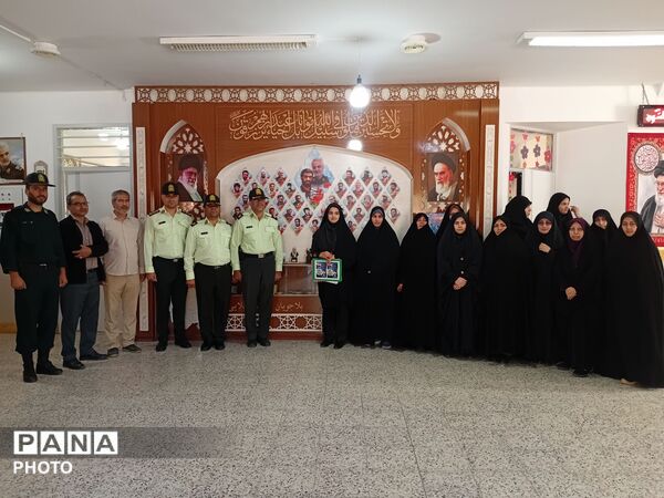 دبستان شاهد شهید عامل میزبان جمعی از نیروهای انتظامی به مناسبت هفته نیرو انتظامی