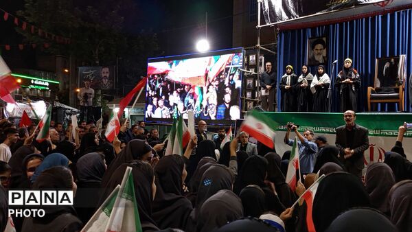 همنوایی فرهنگیان ناحیه یک در آیین وداع و تشییع رهبر در خیابان انقلاب