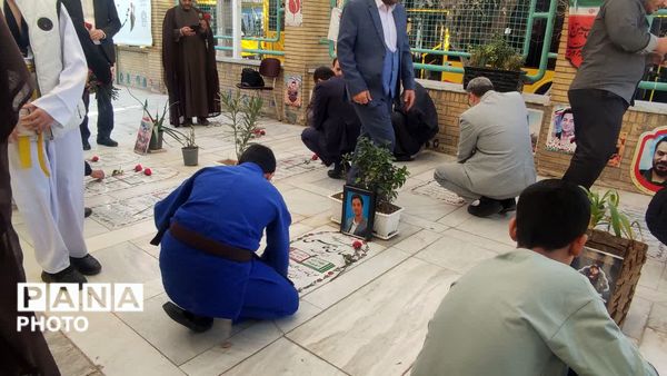 گلباران مزار شهدا به‌مناسبت آغاز هفته کانون‌های فرهنگی و تربیتی در قم