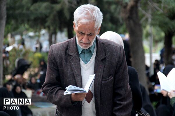 مراسم قرائت دعای عرفه با حضور مسئولین استان و قشرهای مردم در همدان 