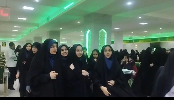اردوی معنوی دانش آموزان دبیرستان شاهد تکتم در حرم مطهر رضوی