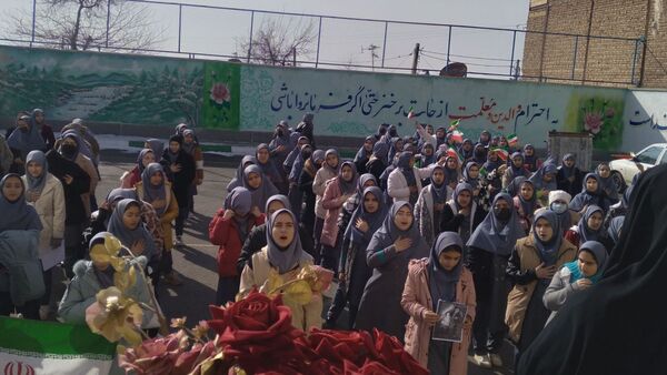 جلوه‌ای از همدلی و عشق به وطن در مدرسه والدین ۲ آناخاتون همزمان با زنگ انقلاب
