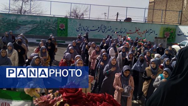 جلوه‌ای از همدلی و عشق به وطن در مدرسه والدین ۲ آناخاتون همزمان با زنگ انقلاب