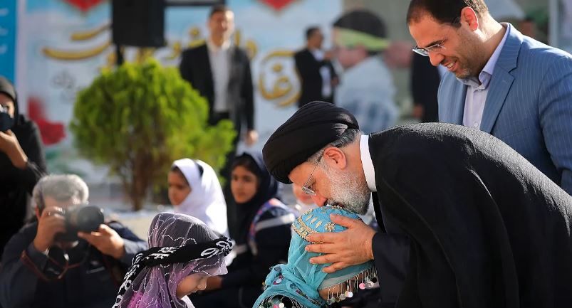 1017 روز فداکاری شهید جمهور و هدیه 31954 کلاس درس به دانش‌آموزان