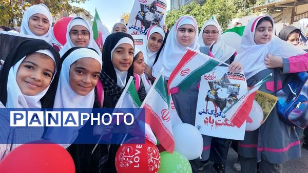 دانش آموزان دبستان بی بی کیا در راهپیمایی ۱۳ آبان