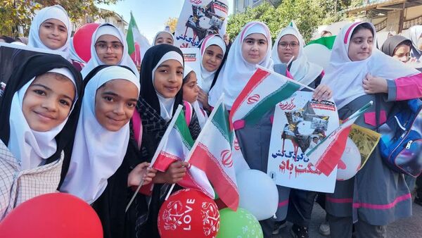 دانش آموزان دبستان بی بی کیا در راهپیمایی ۱۳ آبان
