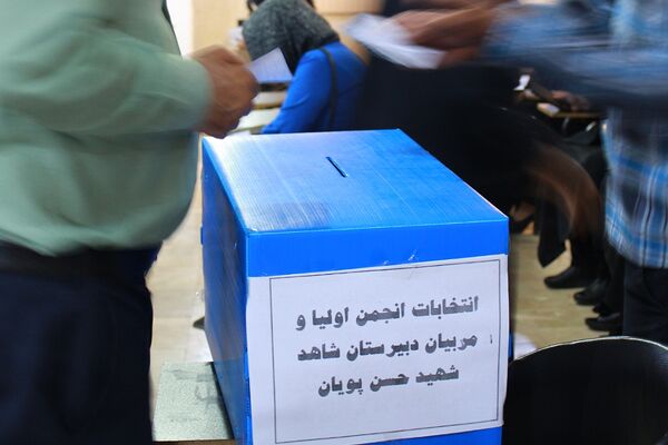 برگزاری جلسه انجمن اولیا دبیرستان شاهد بندرعباس 