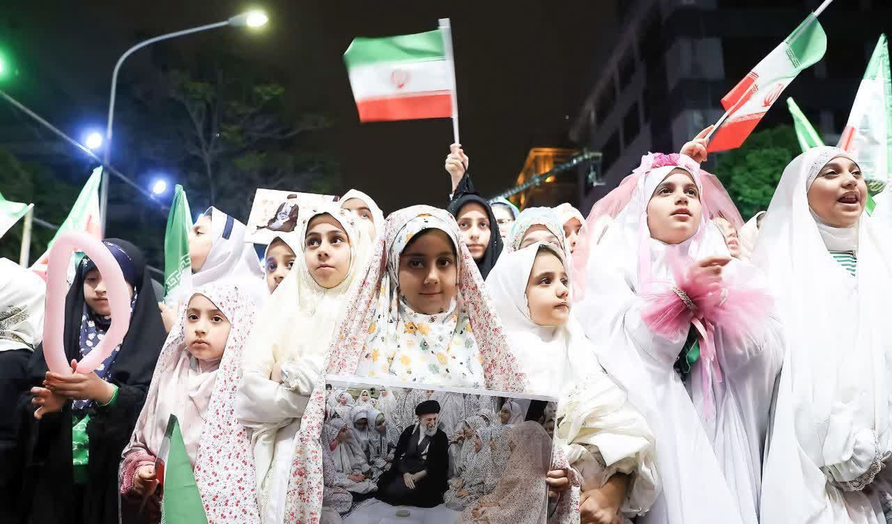 جشن تکلیف دختران در خیابان بیت رهبری در دهه کرامت