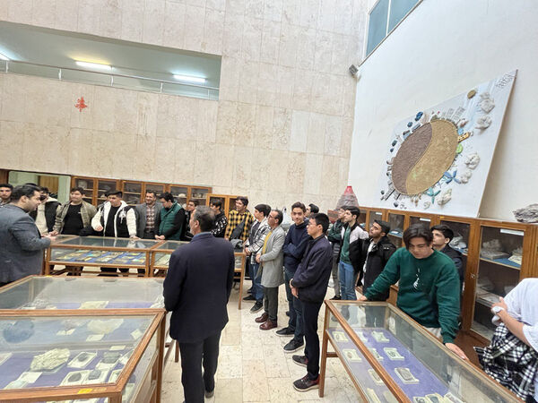 بازدید علمی دانش‌آموزان دبیرستان هدایتی قم از دانشگاه شهید بهشتی تهران 