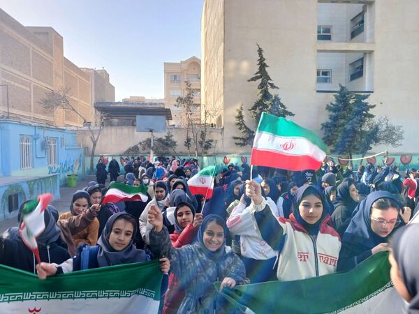 نواختن زنگ انقلاب در دبیرستان شهید محمدکاظم موسوی ناحیه ۲ کرج و شهرستان فردیس 