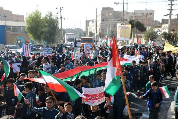 حضور پرشور دانش‌آموزان در راهپیمایی ۱۳آبان منطقه کهریزک 