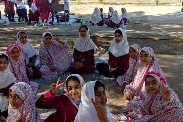 فرهنگ و شادی در جشن یلدای دانش‌آموزان دبستان مولوی فین