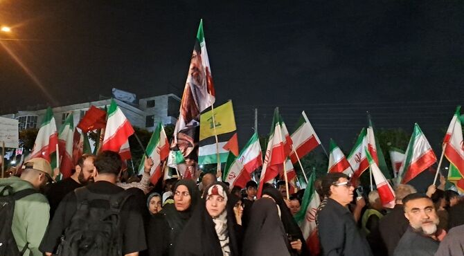 جوشش غیرت انقلابی مردم کرج در راهپیمایی‌های شبانه