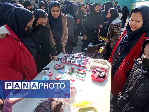 برپایی بازارچه‌ دانش‌آموزی در دبیرستان دلیری مشهد