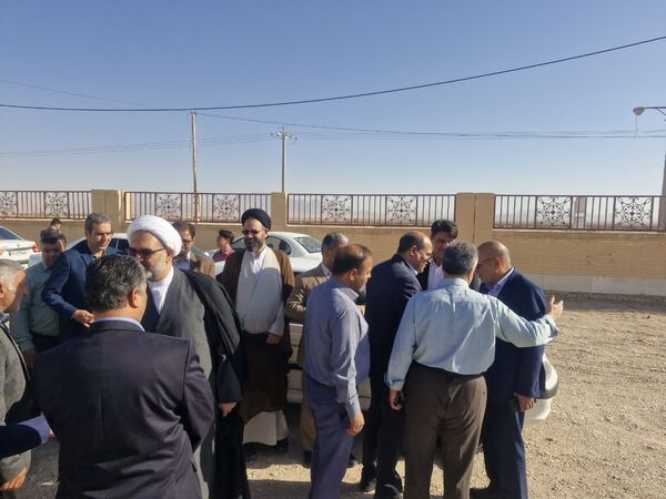آیین کلنگ زنی پروژه آموزشی ۹ کلاسه هوشمند خیری روستای بهادران مهریز