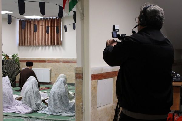 اقامه نماز جماعت در دبیرستان هجرانی پردیس به امامت امام جمعه شهرستان