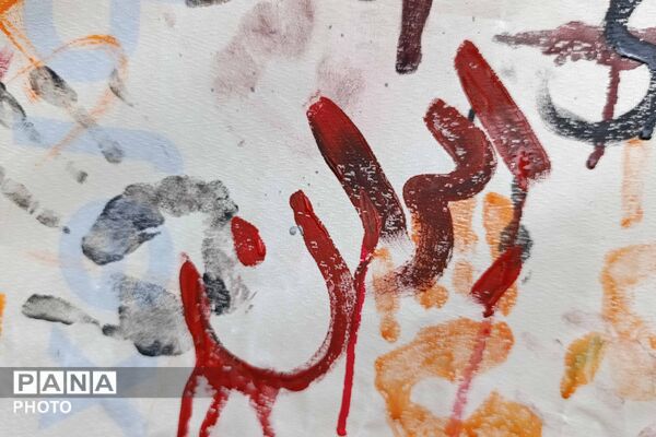 نقاشی دانش‌آموزان دختر در هفته کودک