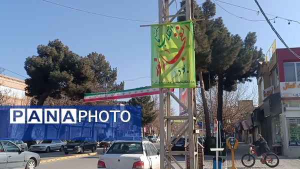 تزئین و فضا آرایی شهر نیشابور به‌مناسبت آغاز دهه فجر 