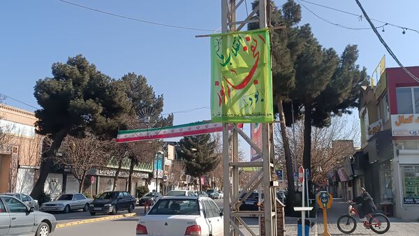 تزئین و فضا آرایی شهر نیشابور به‌مناسبت آغاز دهه فجر 