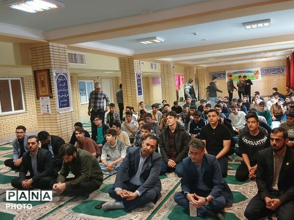 محفل‌ انس‌ باقرآن کریم در استان ایلام برگزار شد.