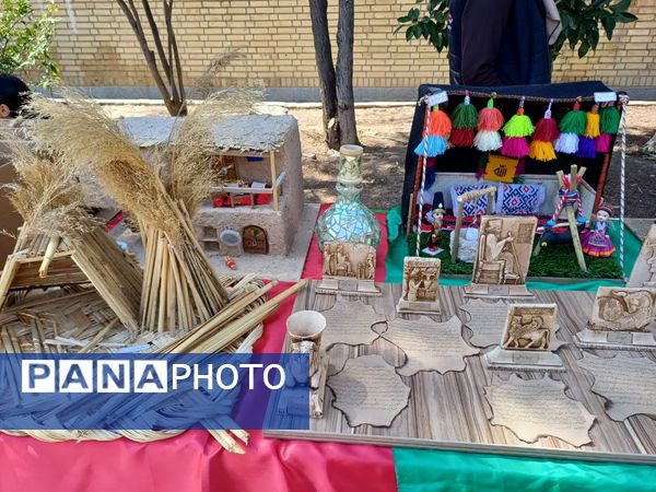 بازارچه کاروفناوری در دبیرستان حاج آقا توکلی زرقان 