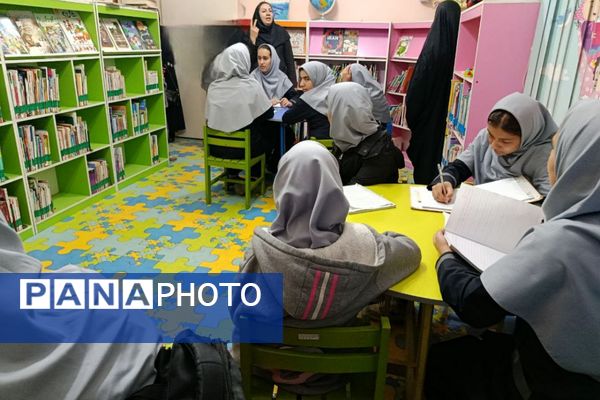  بازدید هدفمند دانش‌آموزان ورامینی از کتابخانه عمومی