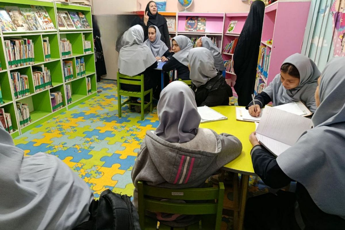  بازدید هدفمند دانش‌آموزان ورامینی از کتابخانه عمومی