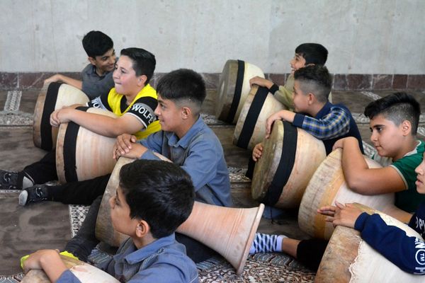 آموزش ضرب زورخانه‌ای در دبستان رازی ناحیه دو بهارستان