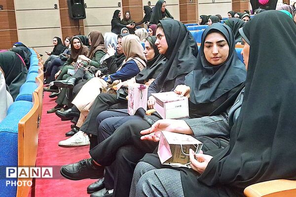آیین تجلیل از معلمان پایه اول ابتدایی شهریار درسالن همایش خلیج فارس