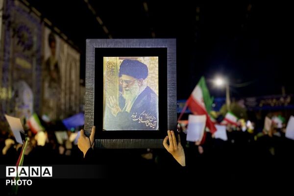 حضور پرشور فرهنگیان و دانش‌آموزان ملارد در تجمع مردمی