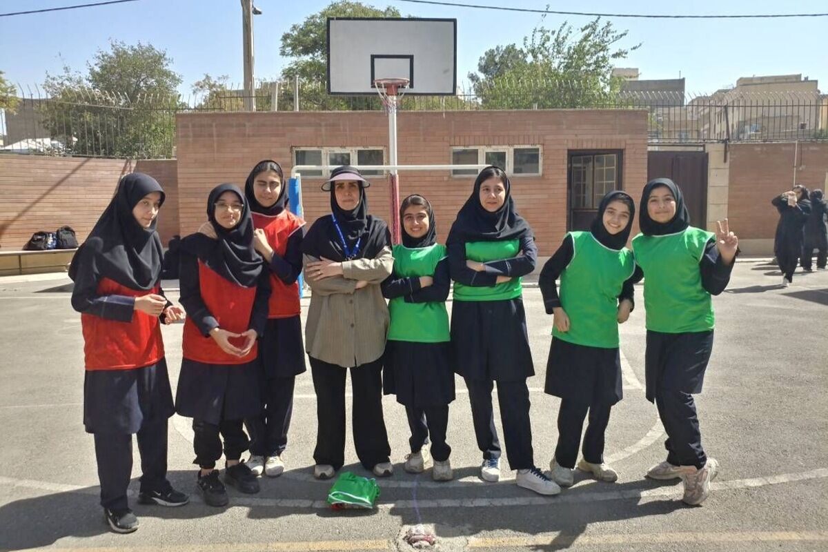 تپش زندگی در بین دانش‌آموزان دبیرستان عفت آهنگری 