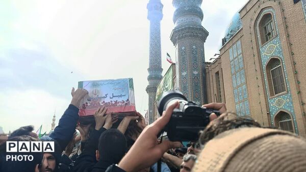اقامه نماز عید فطر و تشییع پیکر شهید «کیارش» در مسجد جمکران